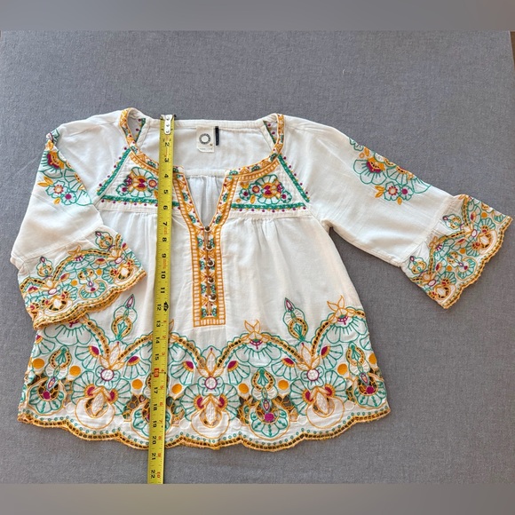Anthropologie , Akemi+ Kin Floral Embroidered white crop top. - Picture 3 of 6